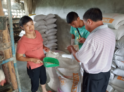 貴定縣開展養殖環節重大風險排查及飼料抽檢工作，保障畜牧漁業飼料銷售安全
